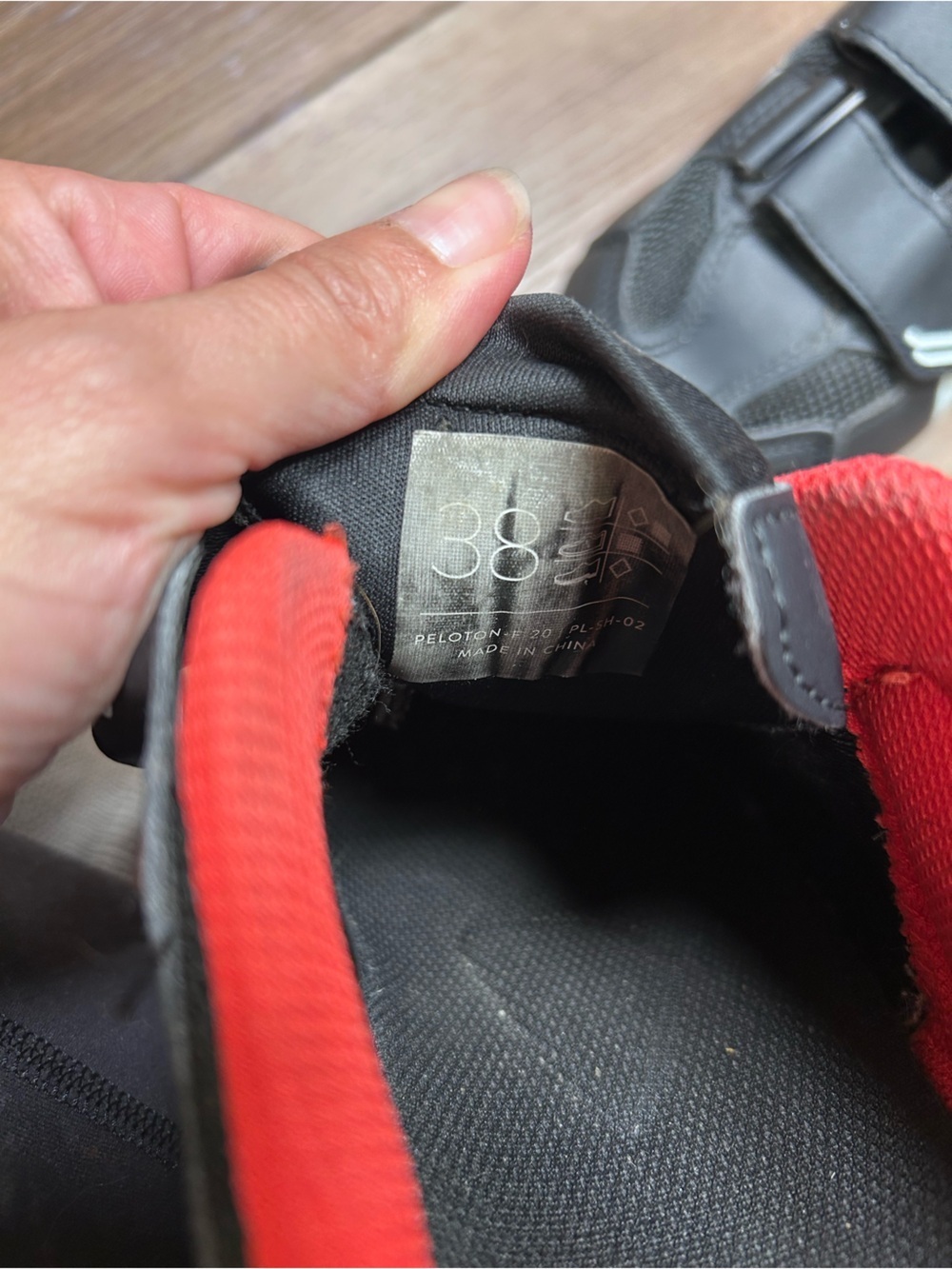 Peloton women’s bike shoes size 38/7 delta clips spinning biking black red - Picture 2 of 7